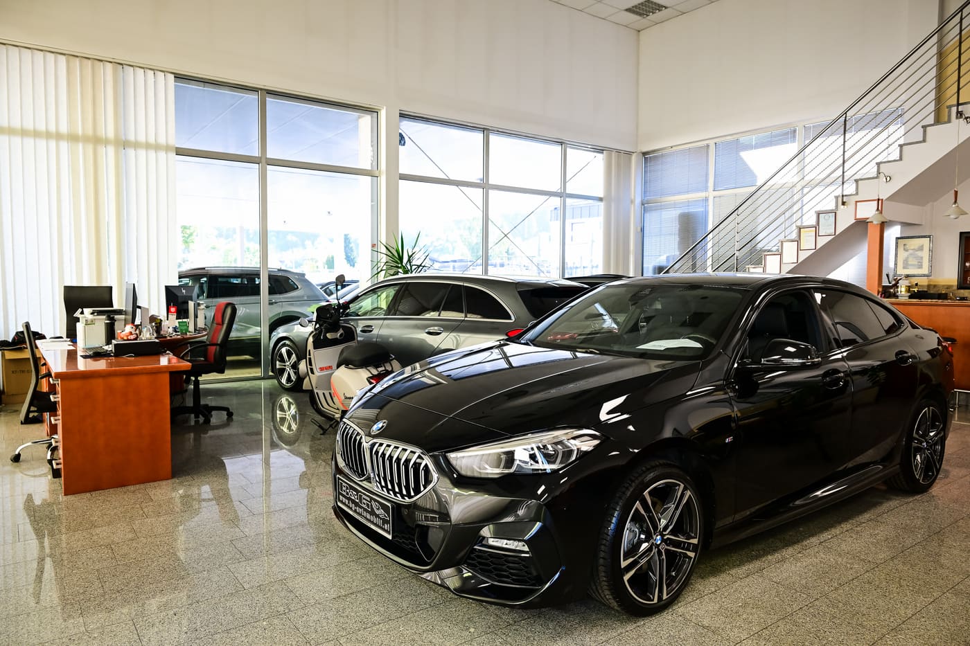 Prodajni salon B&G Avtomobili z vozili